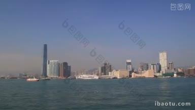 在阳光明媚的日子，维多利亚港上空美丽的香港城市景观，令人惊叹的建筑物全景和蓝天
